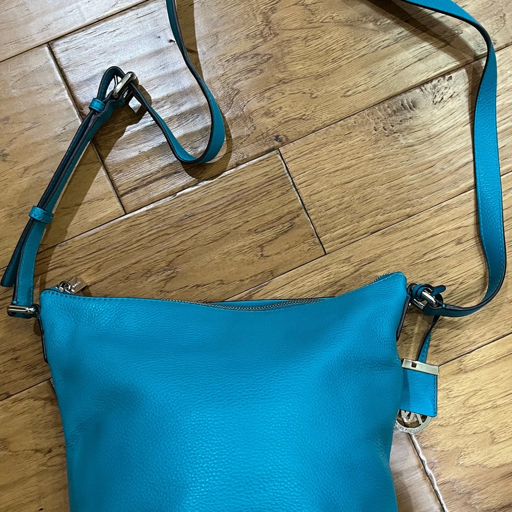Micheal Kors Leather Crossbody - Picture 4 of 9